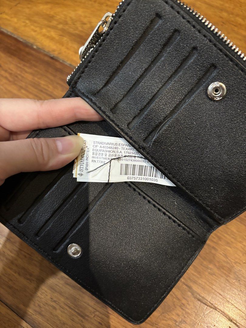 Stradivarius Black Croc Pattern Zip Wallet Card Holder (Category: Wallets & Card holders) located in Manila. Submitted by pepper7779 (Listing ID 1471027124, Image 3). Description: - Brand: Stradivarius - Condition: Brand new with original retail tags attached - Color/Texture: Black with glossy crocodile-embossed finish - Closure: Secure snap button closure - Interior: Zip compartment and multiple card slots.