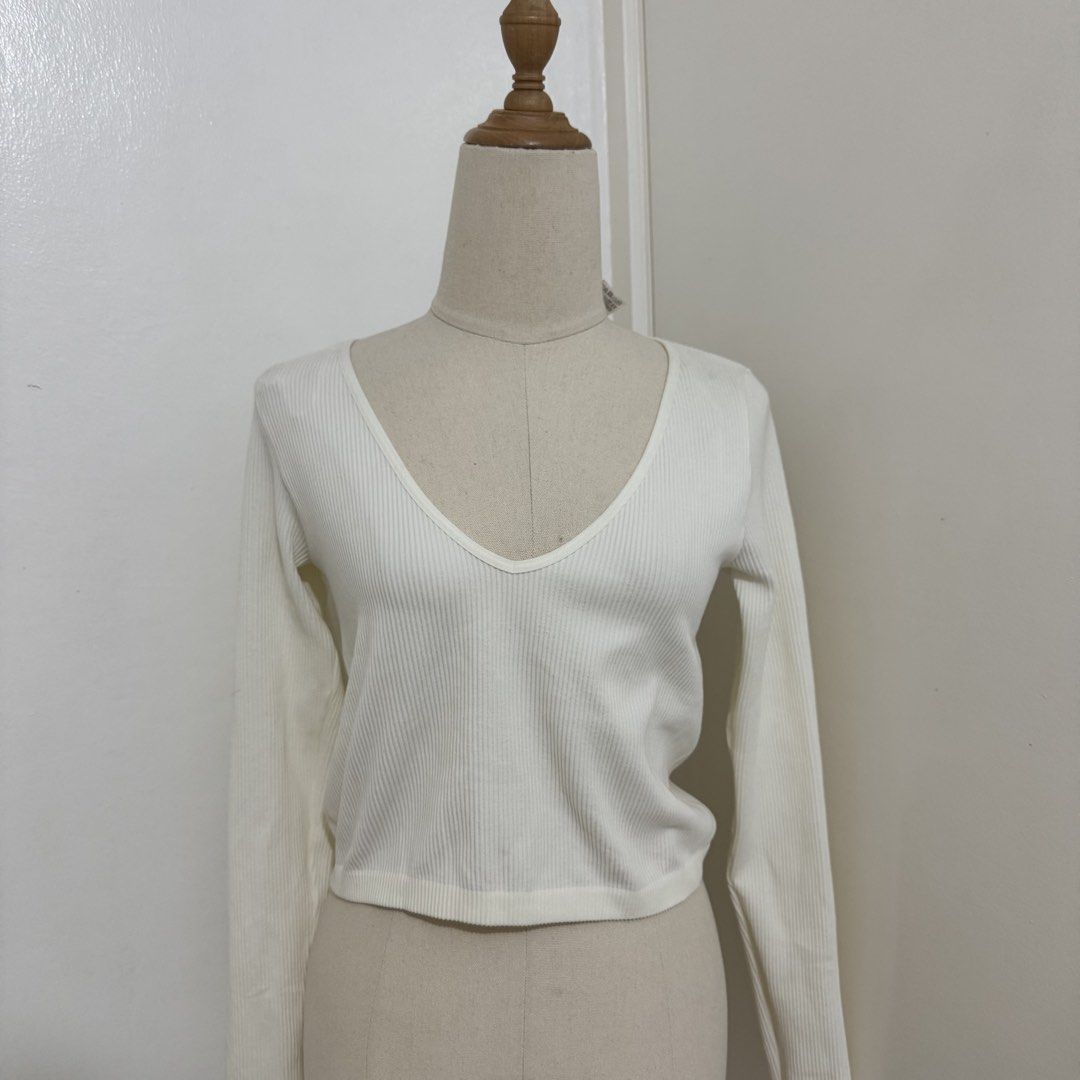Stradivarius White Longsleeves Ribbed Lowneck (Category: Longsleeves) located in Manila. Submitted by preloved.by.bunny (Listing ID 1471063022, Image 1). Description: .