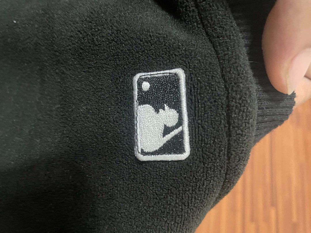 Streetwear sweatshirt/longsleeve/MLB/authentic (Category: Coats, Jackets and Outerwear) located in Mandaue City. Submitted by condz-16 (Listing ID 1470988085, Image 3). Description: For Sale! 🖤 Item: MLB New York Yankees Black Sweatshirt Size: Small (S) to (M) american size Dimensions: 25” width x 28” length Condition: Good as new(Need wash) Price: ₱400 Location: Barangay Opao.