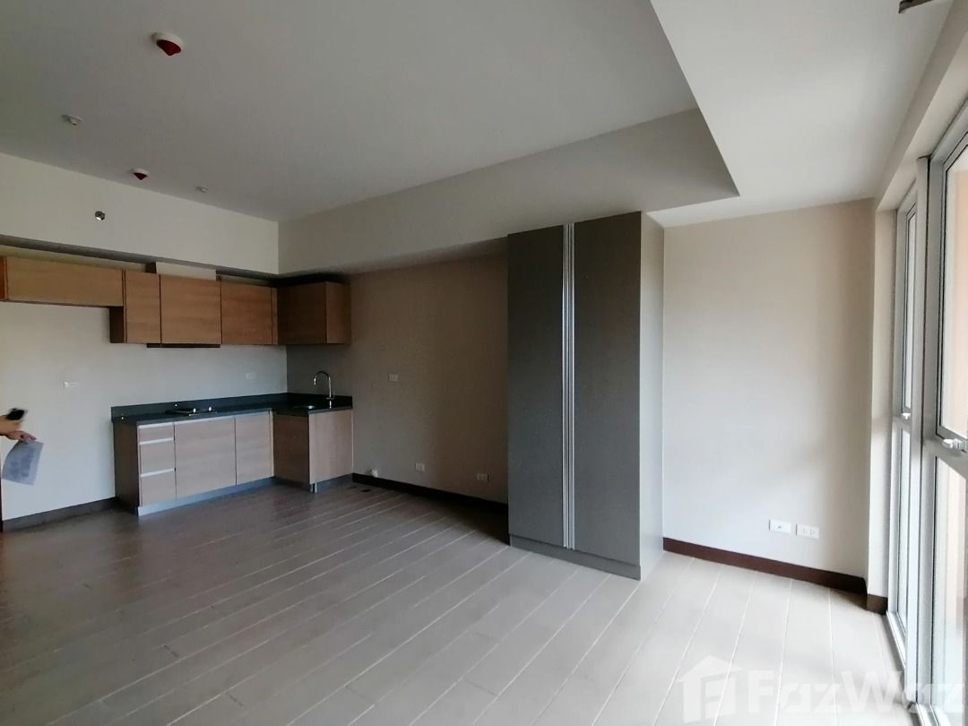 Studio Condo for sale at St. Mark Residences (Category: Apartments & Condos) located in Makati City. Submitted by propertyproph (Listing ID 1470995413, Image 2). Description: 🏙️ FOR SALE: Studio Unit with Balcony at St. Mark Residences ✨ 📍 McKinley Hill, Taguig City, Metro Manila Own a stylish, unfurnished studio in a Venice-inspired community by Megaworld, ideal for personal use or rental investment. 📐 Floor Area: 40.30 sqm 🛏️ Unit Type: Stu