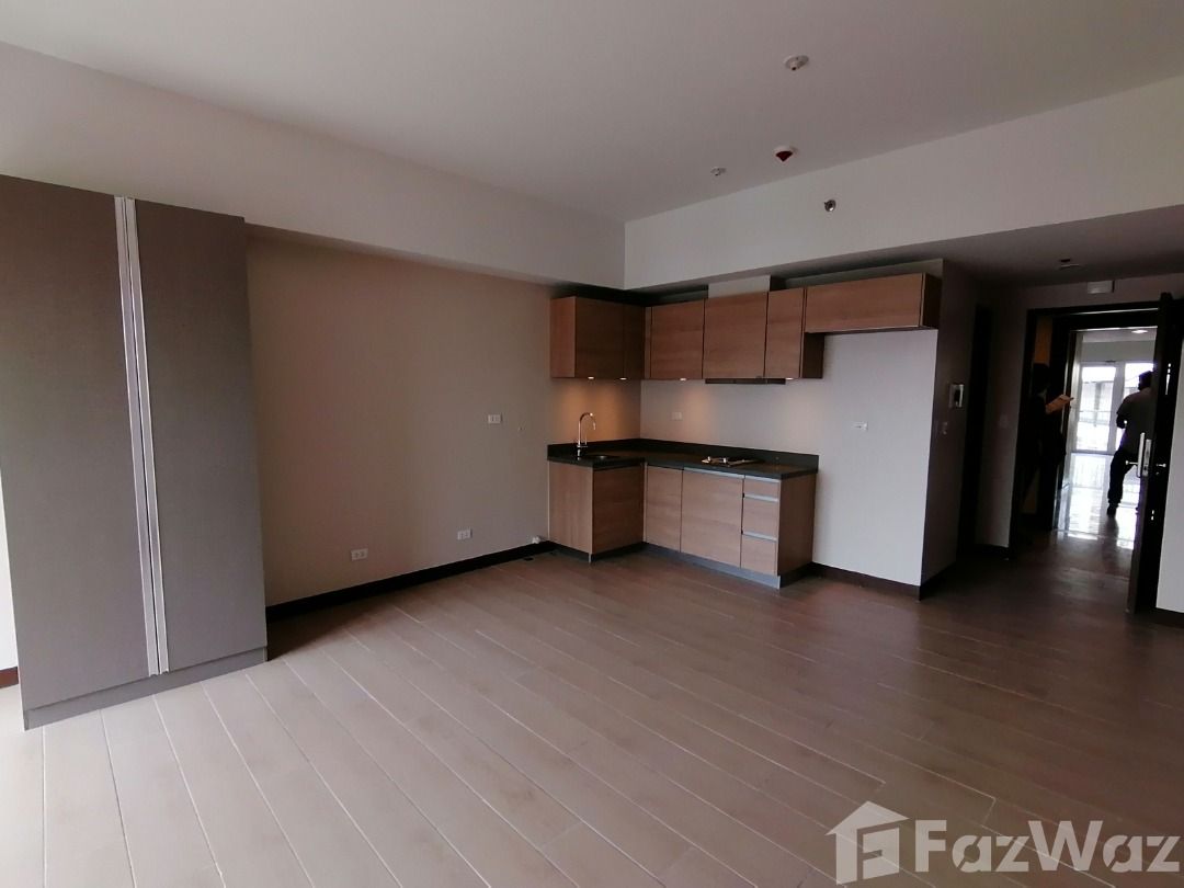 Studio Condo for sale at St. Mark Residences (Category: Apartments & Condos) located in Makati City. Submitted by propertyproph (Listing ID 1470995413, Image 3). Description: 🏙️ FOR SALE: Studio Unit with Balcony at St. Mark Residences ✨ 📍 McKinley Hill, Taguig City, Metro Manila Own a stylish, unfurnished studio in a Venice-inspired community by Megaworld, ideal for personal use or rental investment. 📐 Floor Area: 40.30 sqm 🛏️ Unit Type: Stu