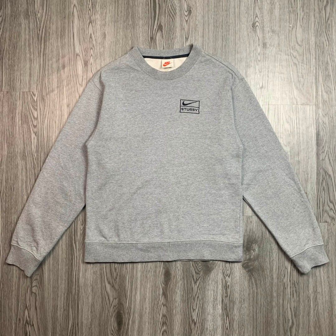 STUSSY / NIKE (Category: Coats, Jackets and Outerwear) located in Carmen. Submitted by luxurious_1 (Listing ID 1470966973, Image 2). Description: STUSSY / NIKE SZ XSMALL LENGTH 21 WIDTH 27 EXCELLENT CONDITION NO ISSUE.