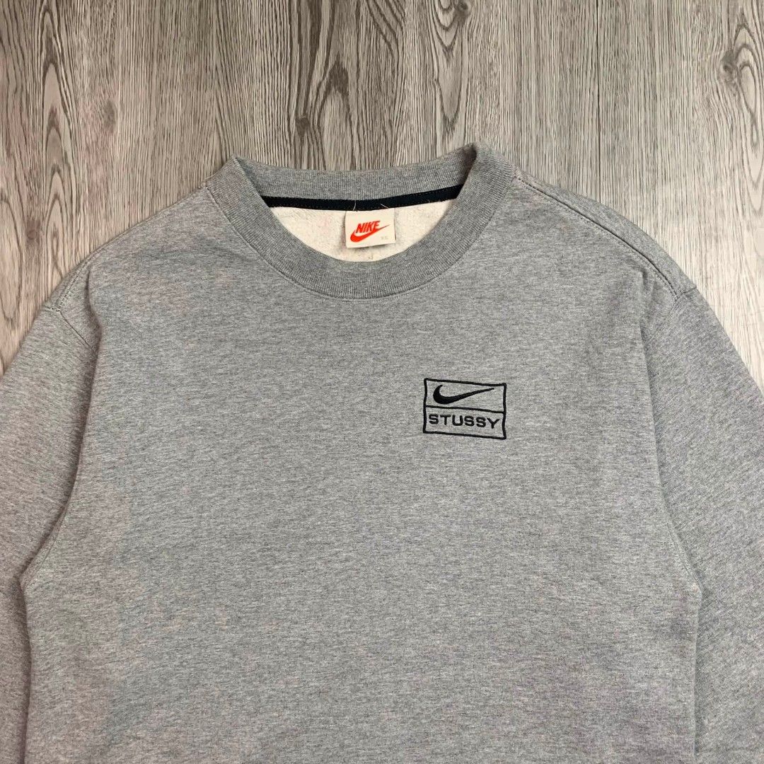 STUSSY / NIKE (Category: Coats, Jackets and Outerwear) located in Carmen. Submitted by luxurious_1 (Listing ID 1470966973, Image 3). Description: STUSSY / NIKE SZ XSMALL LENGTH 21 WIDTH 27 EXCELLENT CONDITION NO ISSUE.