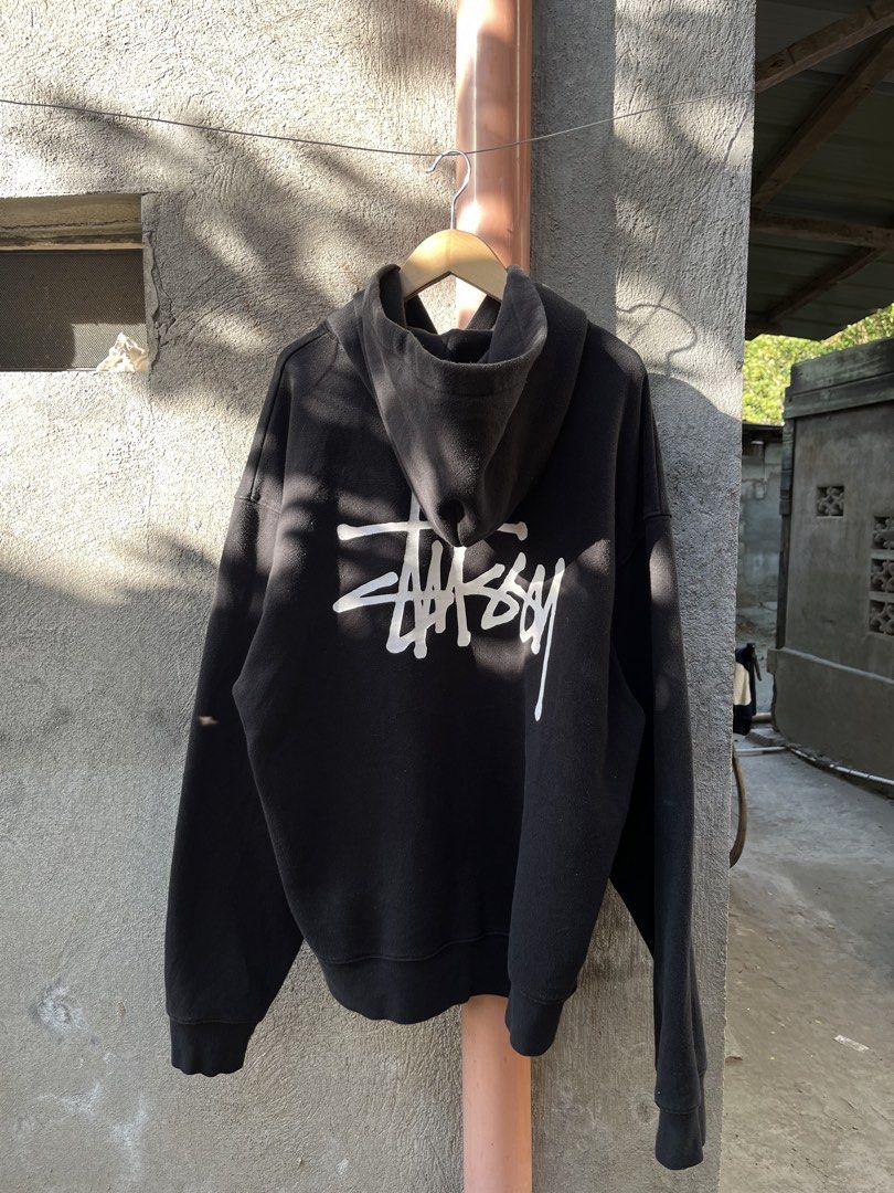 Stussy hoodie (Category: Hoodies) located in San Simon. Submitted by wegintal (Listing ID 1471008066, Image 1). Description: Stussy basic logo hoodie 24 x 27.5 issue: minimal hairlines/cracks, lints, no lace ₱1.4k+sf.