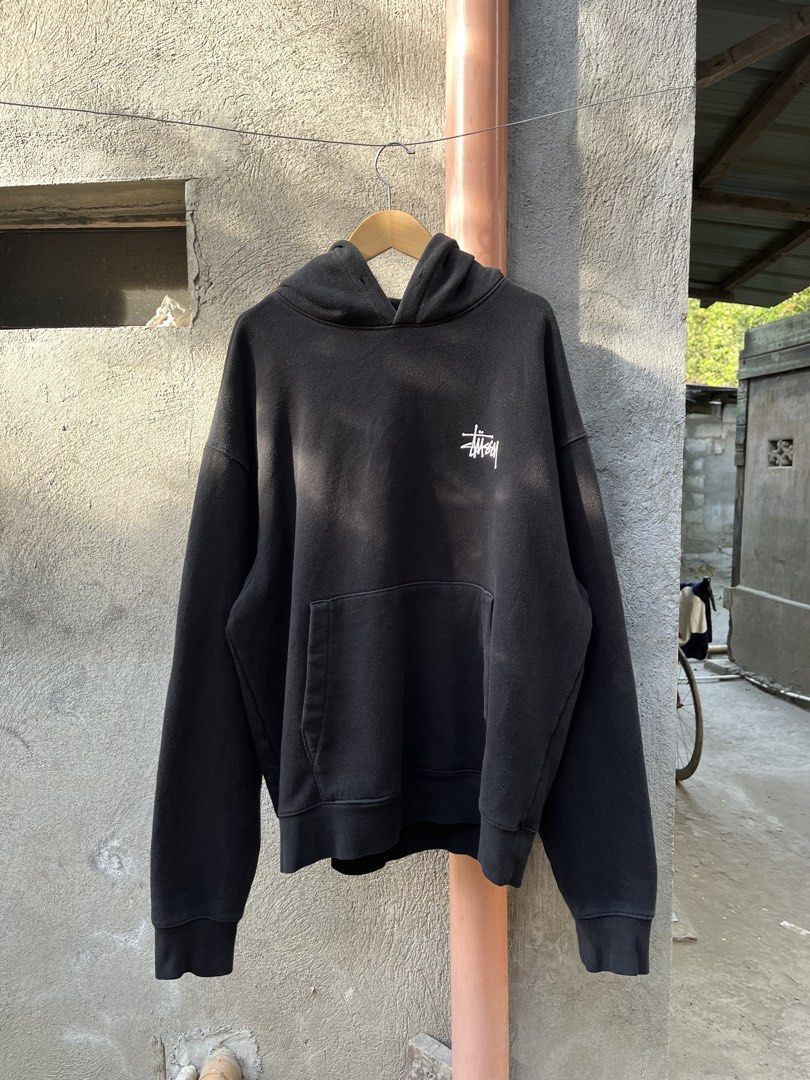 Stussy hoodie (Category: Hoodies) located in San Simon. Submitted by wegintal (Listing ID 1471008066, Image 2). Description: Stussy basic logo hoodie 24 x 27.5 issue: minimal hairlines/cracks, lints, no lace ₱1.4k+sf.