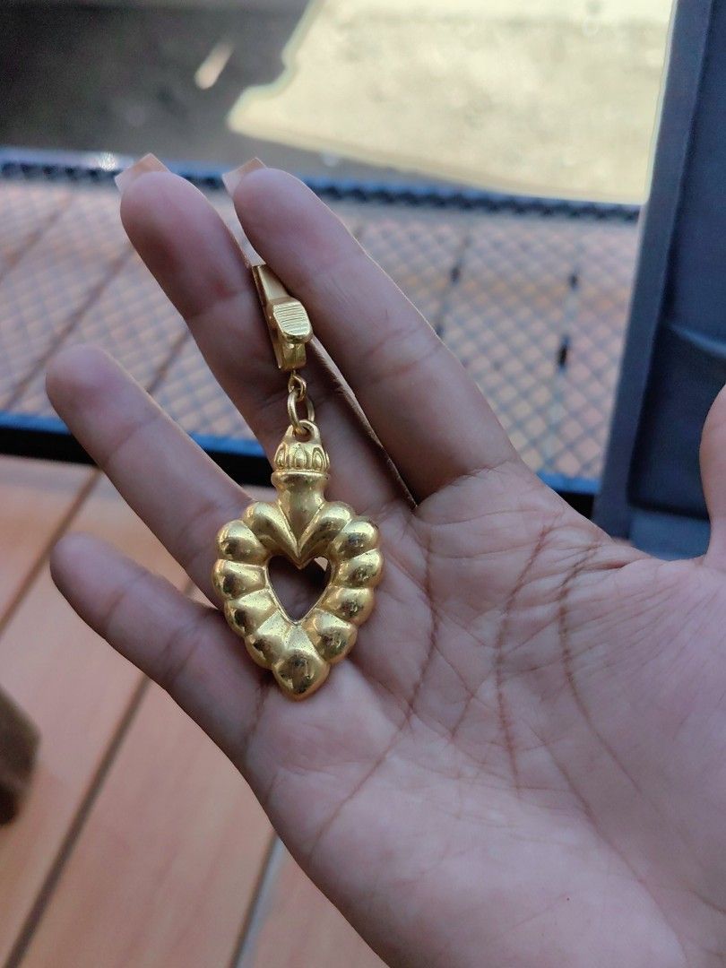 Table cloth weight (Category: Body Jewelry) located in Calamba. Submitted by princesspauliney. (Listing ID 1471094404, Image 3). Description: tablecloth weight (specifically a vintage gold-plated heart-shaped table weight) "Heavy“ 280 each 780 take all🔥.