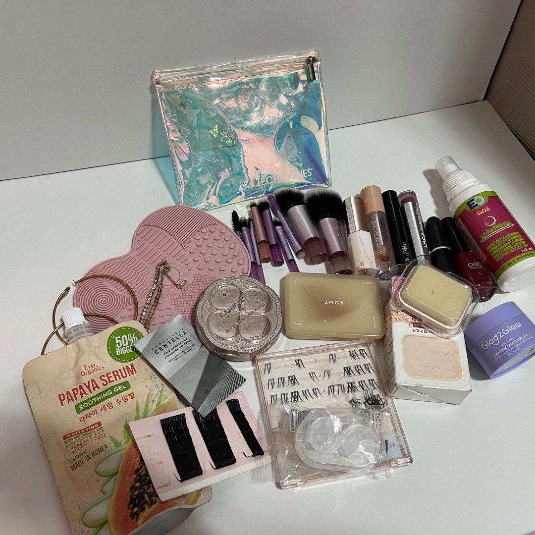 Take all (Category: Makeup) located in Malabon City. Submitted by aven25 (Listing ID 1468325076, Image 3). Description: 📌GOOD AS NEW (Thrice lng nagamit as u can see sa picture halos walang bawas, sanitize ng maigi) Hind rin pa expired, matagal pa expiration. RFS: Hindi ko naman nagagamit. 📌MAC LIPSTICK 📌CANMAKE MARSHMALLOW FINISH POWDER (Shade: Matte Light) 📌SHISEIDO TONE UP POWDER WITH SPF 50++++ 📌and many more. No issues Barely used ₱1200