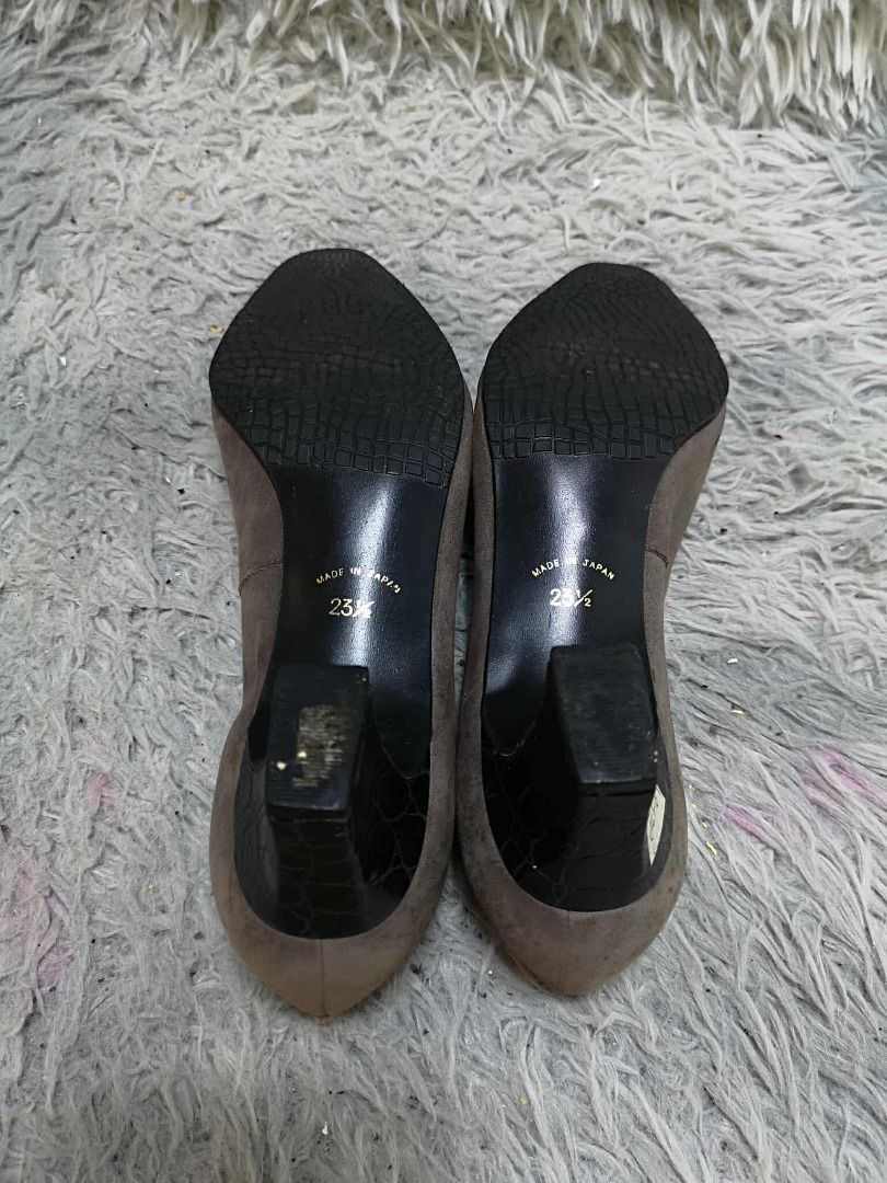 Taupe Pumps with Black Crocodile-Embossed Toe Cap (Category: Heels) located in Santa Cruz. Submitted by jmy_surplus.2 (Listing ID 1470937428, Image 2). Description: Size ; 23.5cm Color ; Taupe and Black Type ; Heels Brand ; No brand Material ; Upper: Taupe suede-like material, possibly faux suede Toe cap: Black glossy crocodile-embossed synthetic leather Lining and insole: Likely synthetic leather Outsole: Likely rubber or synthetic material Styl