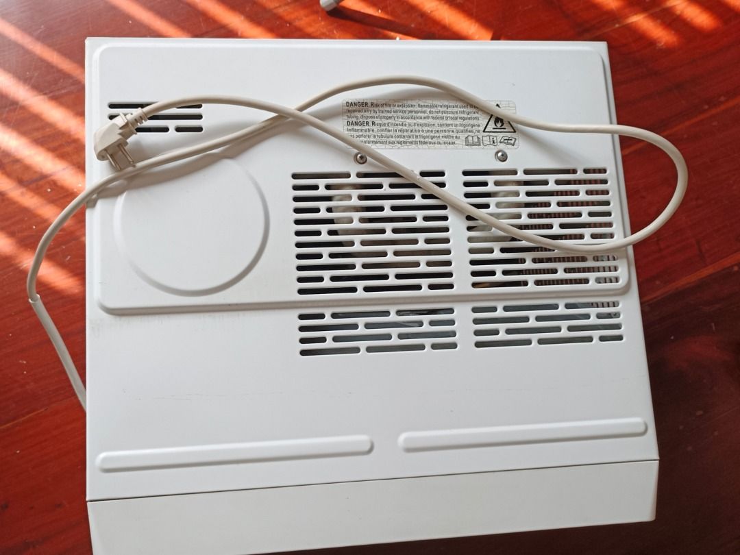 TCL 1HP Inverter Window Type Air Conditioner (Category: Air Conditioning and Heating) located in Makati City. Submitted by ayekai (Listing ID 1471089052, Image 2). Description: AI Inverter ‎Whisper-quiet Operation ‎Easy Installation ‎Smart Control TCL App ‎MODEL: TAC-09CWI/UJE ‎Capacity(HP): 1.0 HP ‎Cooling Capacity: 9,360 Kj/h ‎EER: 13.6 ‎Rated Input: 2600 (800~3000) ‎Applicable Unloaded Area:11-16 sqm ‎Dimensions (LxWxH): 47.8cm x 58.4cm x 35.5