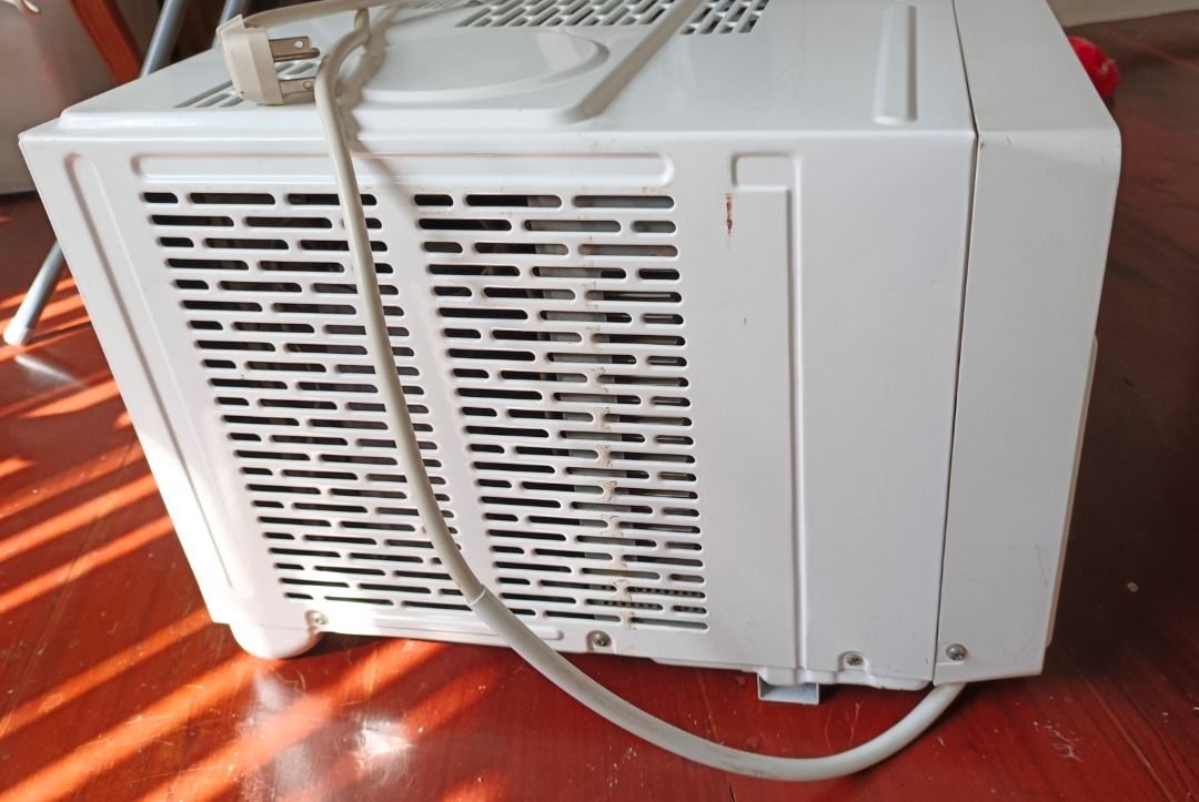 TCL 1HP Inverter Window Type Air Conditioner (Category: Air Conditioning and Heating) located in Makati City. Submitted by ayekai (Listing ID 1471089052, Image 3). Description: AI Inverter ‎Whisper-quiet Operation ‎Easy Installation ‎Smart Control TCL App ‎MODEL: TAC-09CWI/UJE ‎Capacity(HP): 1.0 HP ‎Cooling Capacity: 9,360 Kj/h ‎EER: 13.6 ‎Rated Input: 2600 (800~3000) ‎Applicable Unloaded Area:11-16 sqm ‎Dimensions (LxWxH): 47.8cm x 58.4cm x 35.5