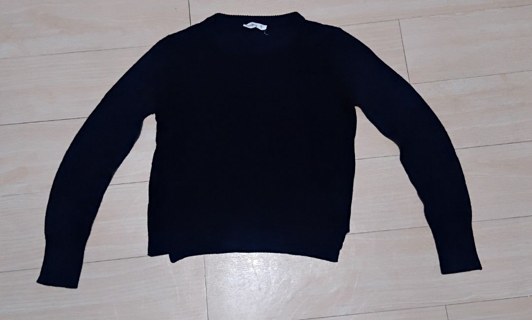 Terranova Dark Navy Knit Sweater (Category: Longsleeves) located in Las Pinas. Submitted by randomstuff.ph (Listing ID 1471063079, Image 2). Description: Terranova Dark Blue Knit Crew-Neck Sweater MEASUREMENTS: ~17" pit to pit, ~20.5" length SIZE: Small MATERIAL: 100% Acrylic CONDITION: Lightly used, tags slightly yellow YEAR BOUGHT: 2022.