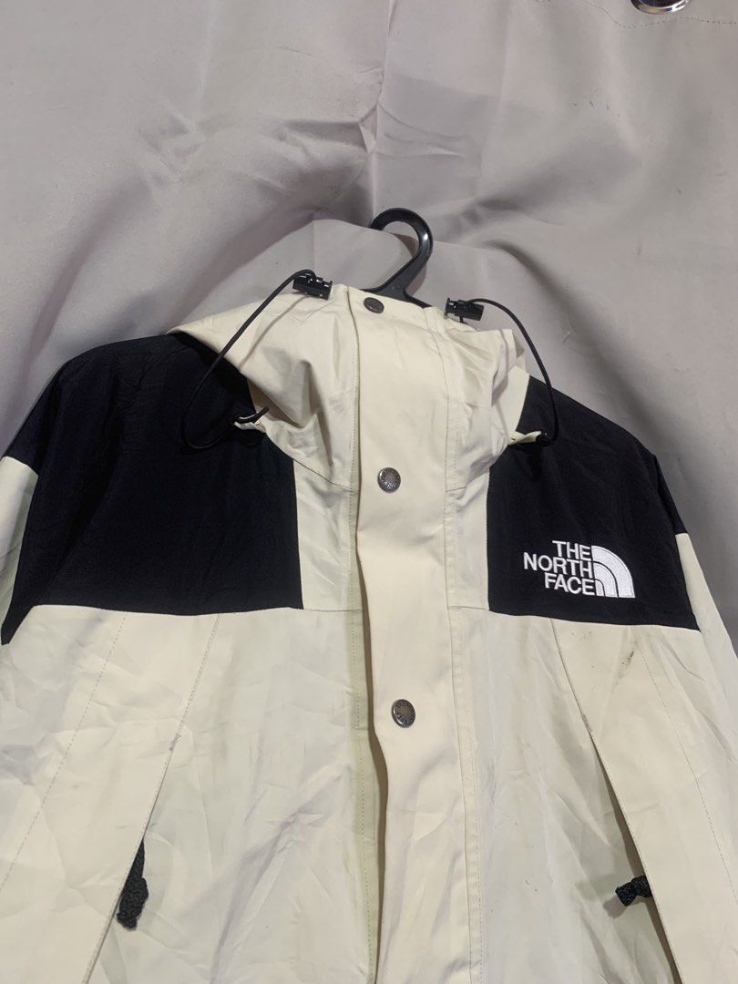 The North Face Windbreaker (Category: Activewear) located in Manila. Submitted by bibiies2.0xghettothrift (Listing ID 1470943248, Image 2). Description: Mine 1500 Details W23 L26 loc. baclaran parañaque.
