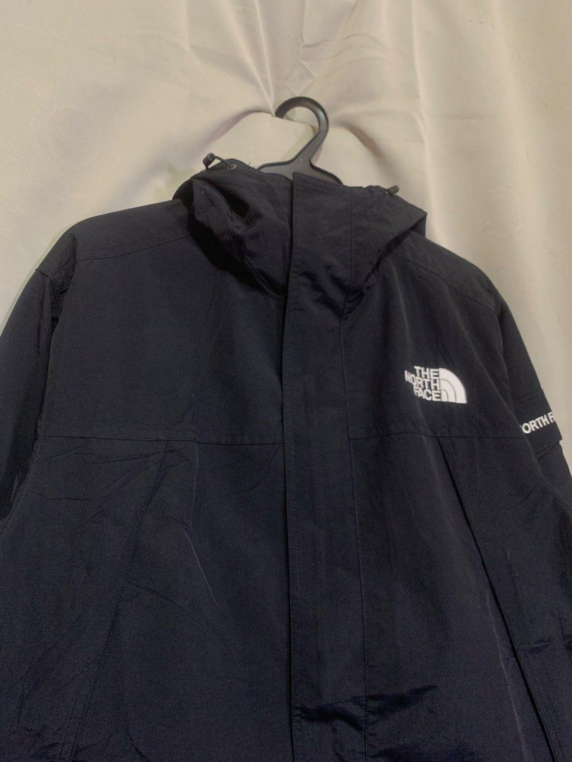 The North face Windbreaker (Category: Activewear) located in Manila. Submitted by bibiies2.0xghettothrift (Listing ID 1470985627, Image 3). Description: Mine 1500 Details W23 L28 Large on tag loc. baclaran parañaque.