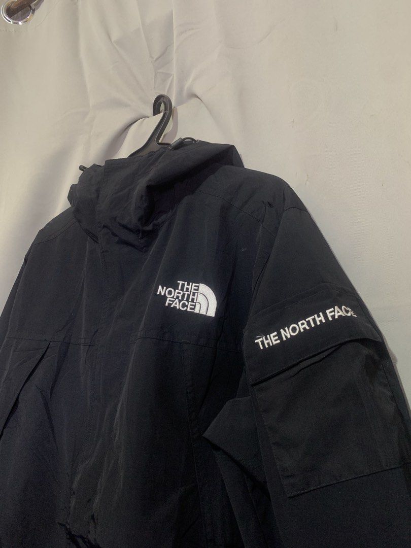 The North face Windbreaker (Category: Activewear) located in Manila. Submitted by bibiies2.0xghettothrift (Listing ID 1470985627, Image 2). Description: Mine 1500 Details W23 L28 Large on tag loc. baclaran parañaque.