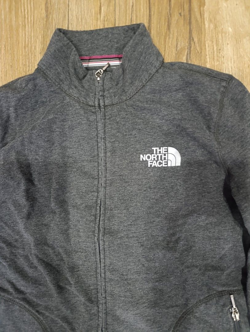 THE NORTH FACE WOMENS JACKET (Category: Coats, Jackets and Outerwear) located in Angeles City. Submitted by kc_archvs (Listing ID 1471093209, Image 2). Description: Size: S to M Dimes: 19x24 issue none 300php if delivery +sf.