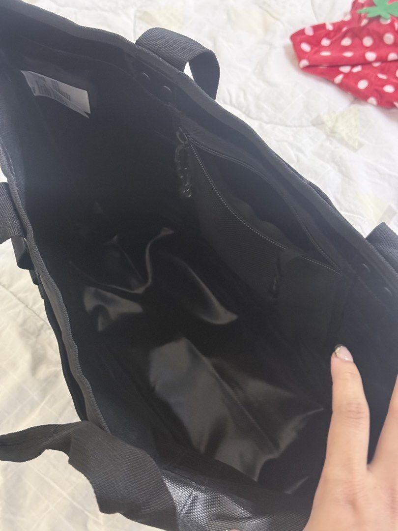 The NorthFace Utility Tote (Category: Sling Bags) located in Mandaluyong City. Submitted by rocagarces (Listing ID 1471081404, Image 2). Description: ✨ 17L capacity ✨ Durable 1000D recycled polyester ✨ Water-repellent finish ✨ Nylon webbing ✨ Size: 13” × 6.25” × 19”.