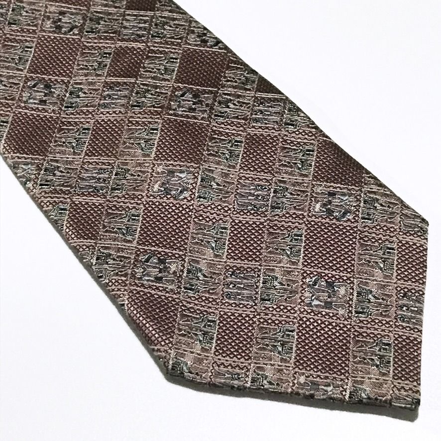 Tie Workshop Jacquard Hieroglyphs Pattern Dusty Rose Neck Tie (Category: Ties) located in Taguig. Submitted by retrogaze (Listing ID 1471097493, Image 2). Description: This vintage 100% silk necktie by High Class Tie Workshop (ネクタイ工房) features a dusty rose base woven with a rich, tactile diamond-mesh grid texture. The blade is styled in a repeating geometric grid displaying tonal jacquard-woven Egyptian hieroglyph motifs in subtle sage green, met