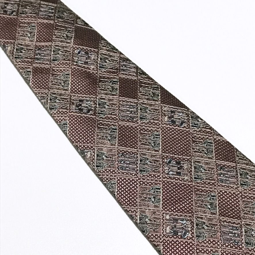 Tie Workshop Jacquard Hieroglyphs Pattern Dusty Rose Neck Tie (Category: Ties) located in Taguig. Submitted by retrogaze (Listing ID 1471097493, Image 3). Description: This vintage 100% silk necktie by High Class Tie Workshop (ネクタイ工房) features a dusty rose base woven with a rich, tactile diamond-mesh grid texture. The blade is styled in a repeating geometric grid displaying tonal jacquard-woven Egyptian hieroglyph motifs in subtle sage green, met