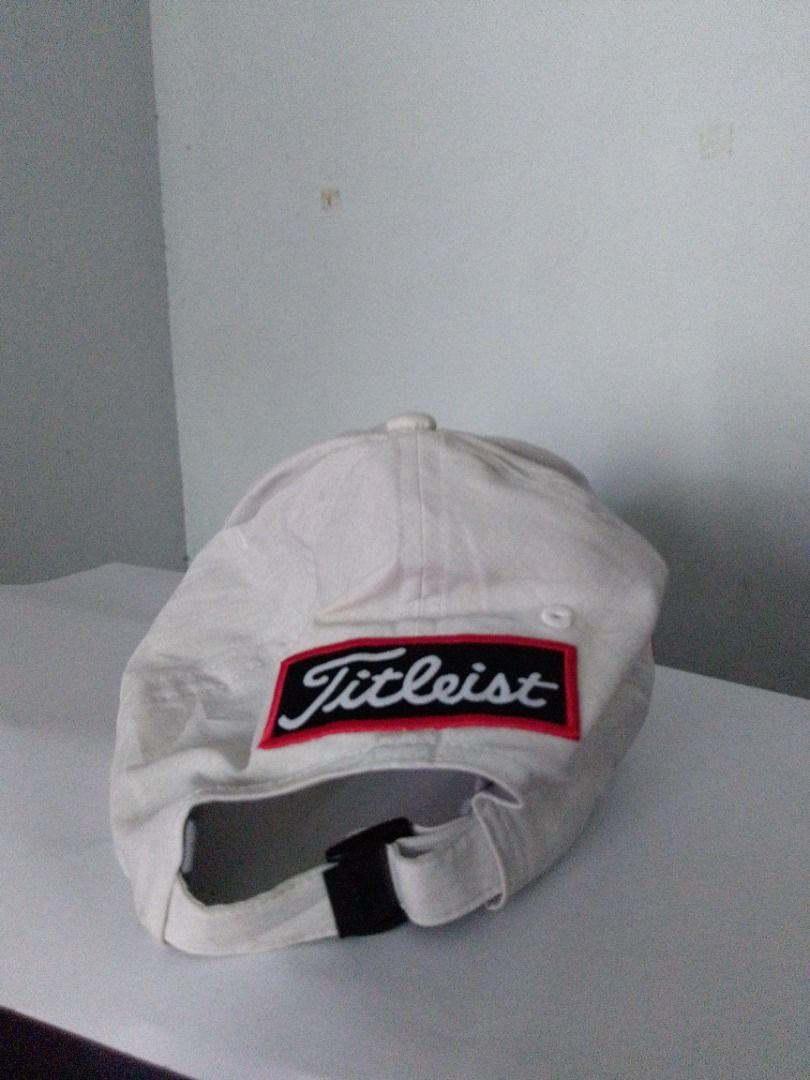 Titleist 2020 Pro V1 Golf Hat White Red (Category: Caps & Hats) located in Pavia. Submitted by ilawod_shop (Listing ID 1470967832, Image 2). Description: - Authentic Titleist golf cap in classic white - Eye-catching red embroidered lettering on front, right side, and back strap - Pro V1 printed on the left side - Unique 2020 graphic with a rat symbol on the side - Adjustable strap closure for a customized, secure fit - Built-in interior sweatband