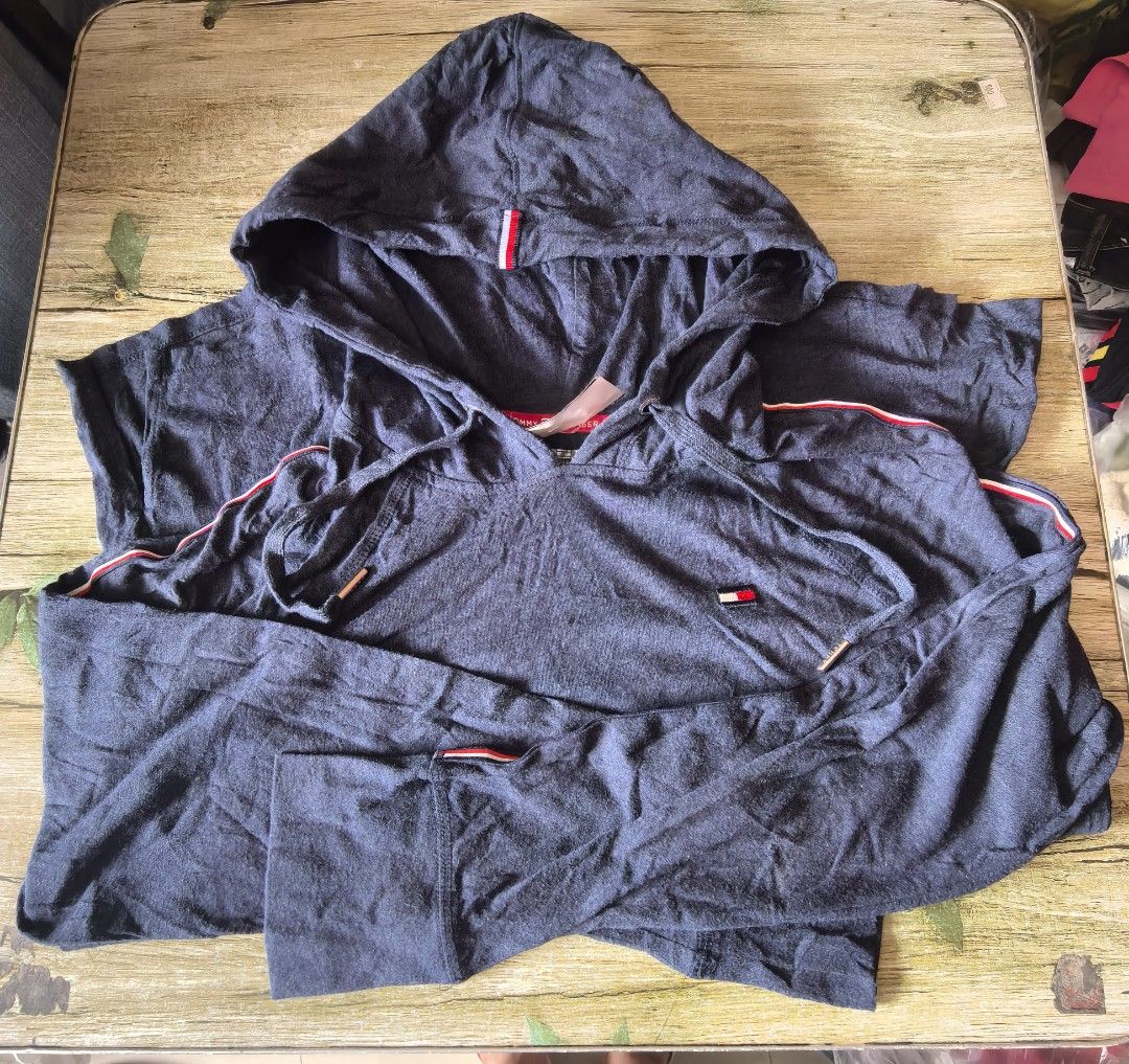 Tommy Hilfiger Pullover Hoodie Jacket (Category: Coats, Jackets and Outerwear) located in Mexico. Submitted by hele_blushandthrift (Listing ID 1470946541, Image 3). Description: Comfort and style in one..