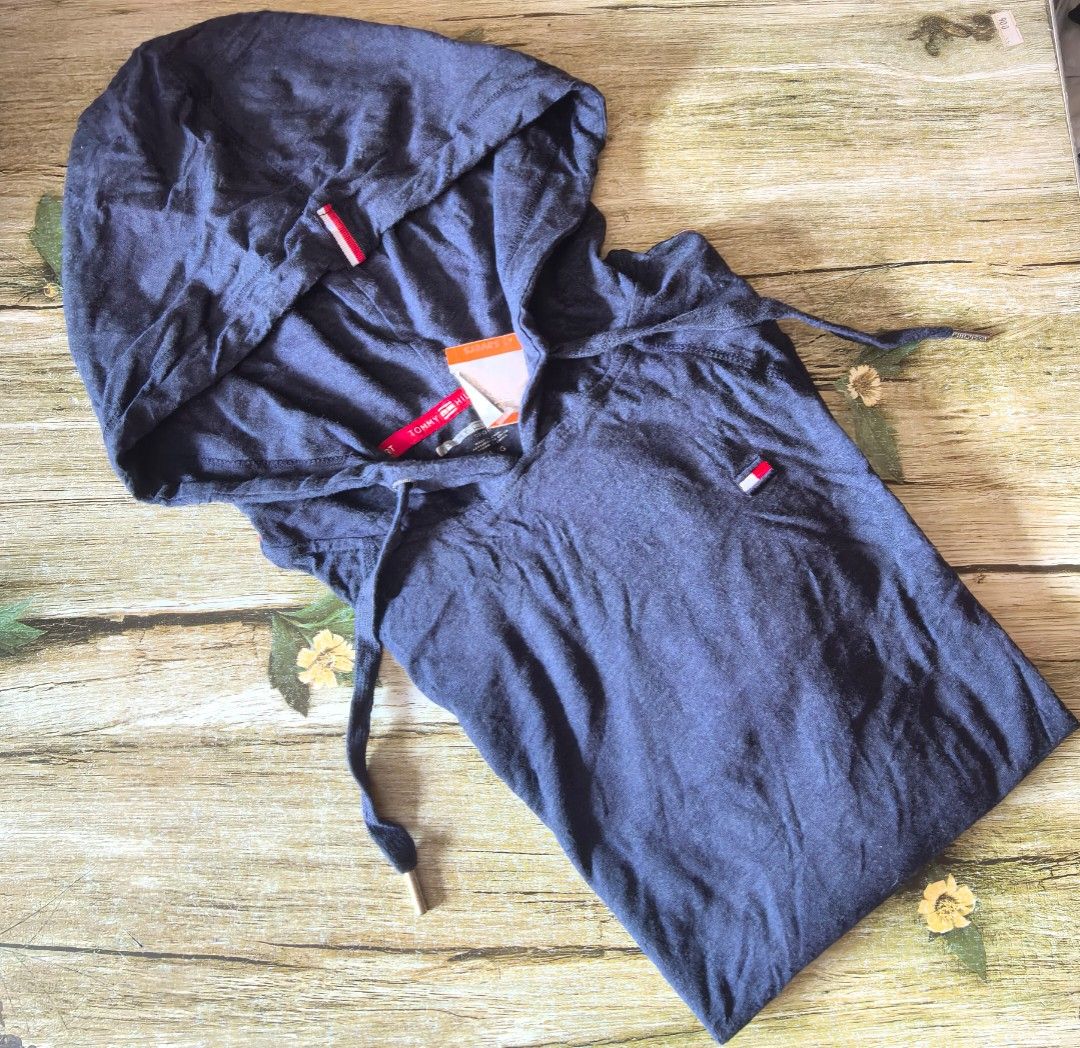 Tommy Hilfiger Pullover Hoodie Jacket (Category: Coats, Jackets and Outerwear) located in Mexico. Submitted by hele_blushandthrift (Listing ID 1470946541, Image 1). Description: Comfort and style in one..
