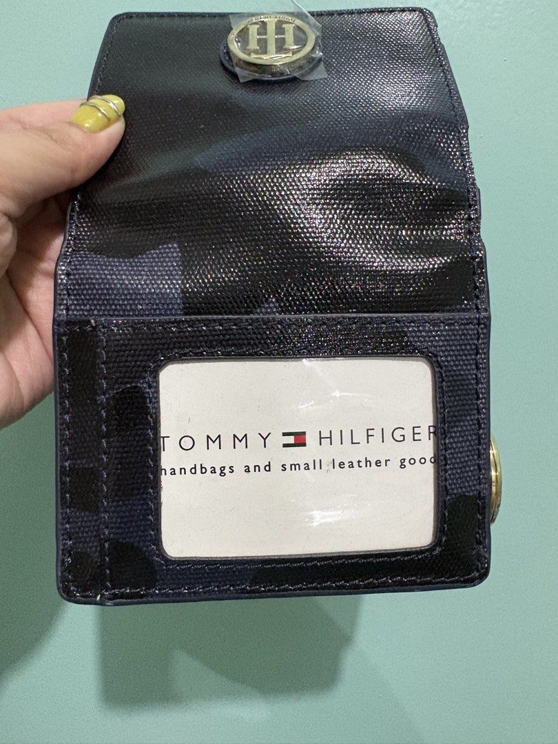 Tommy Hilfiger Small wallet (Category: Wallets & Card holders) located in Manila. Submitted by patchypat01 (Listing ID 1470957419, Image 3). Description: Never used naka stock lang kaya nag chip off na yung leather niya haha got it for 2k.