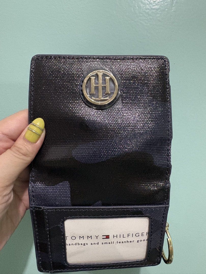 Tommy Hilfiger Small wallet (Category: Wallets & Card holders) located in Manila. Submitted by patchypat01 (Listing ID 1470957419, Image 2). Description: Never used naka stock lang kaya nag chip off na yung leather niya haha got it for 2k.