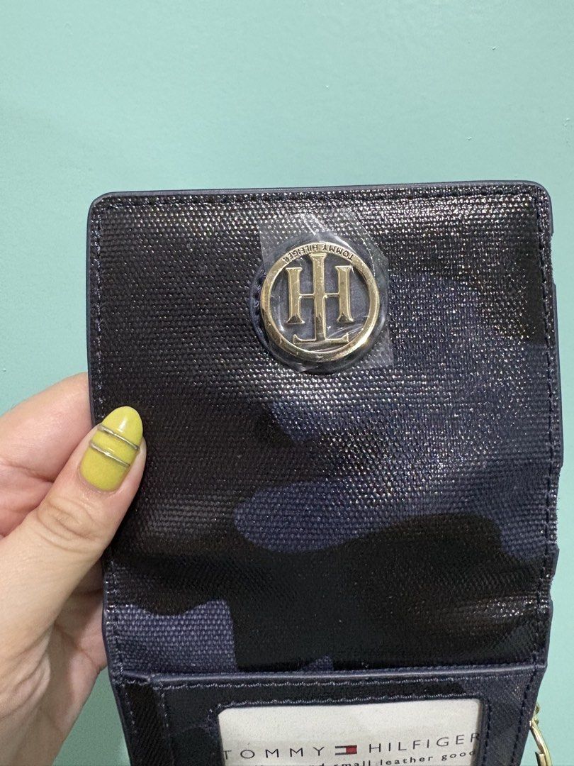 Tommy Hilfiger Small wallet (Category: Wallets & Card holders) located in Manila. Submitted by patchypat01 (Listing ID 1470957419, Image 1). Description: Never used naka stock lang kaya nag chip off na yung leather niya haha got it for 2k.