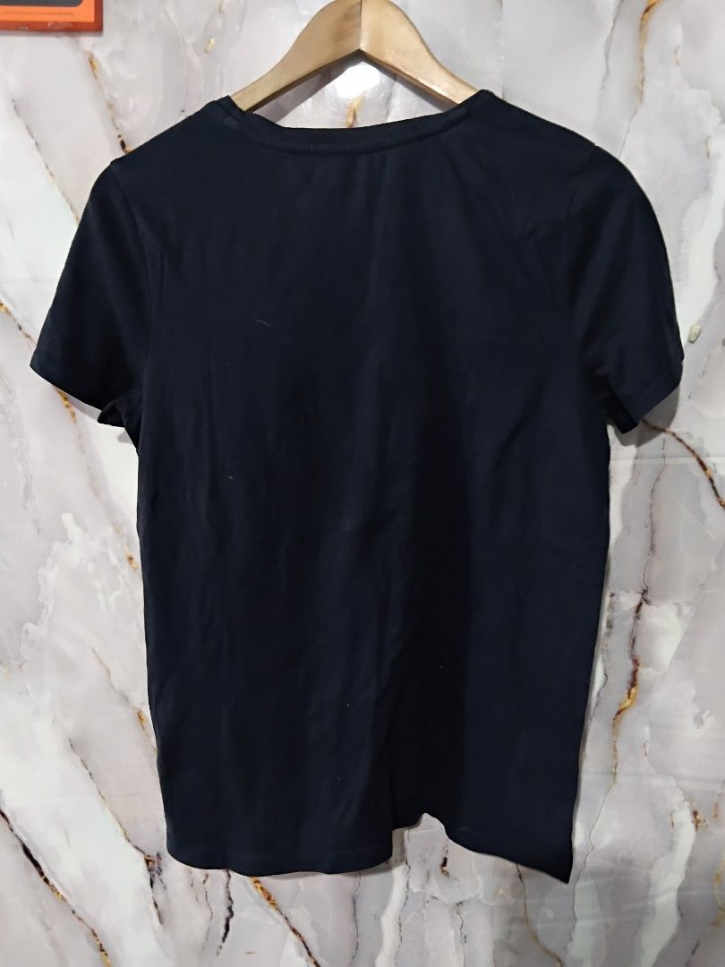 TOMMY HILFIGER TSHIRT SIZE MEDIUM (Category: Shirts) located in General Mariano Alvarez. Submitted by adonid (Listing ID 1470940422, Image 2). Description: TOMMY HILFIGER TSHIRT SIZE MEDIUM SIGN OF USAGE LOC. GMA CAVITE PHP 300.