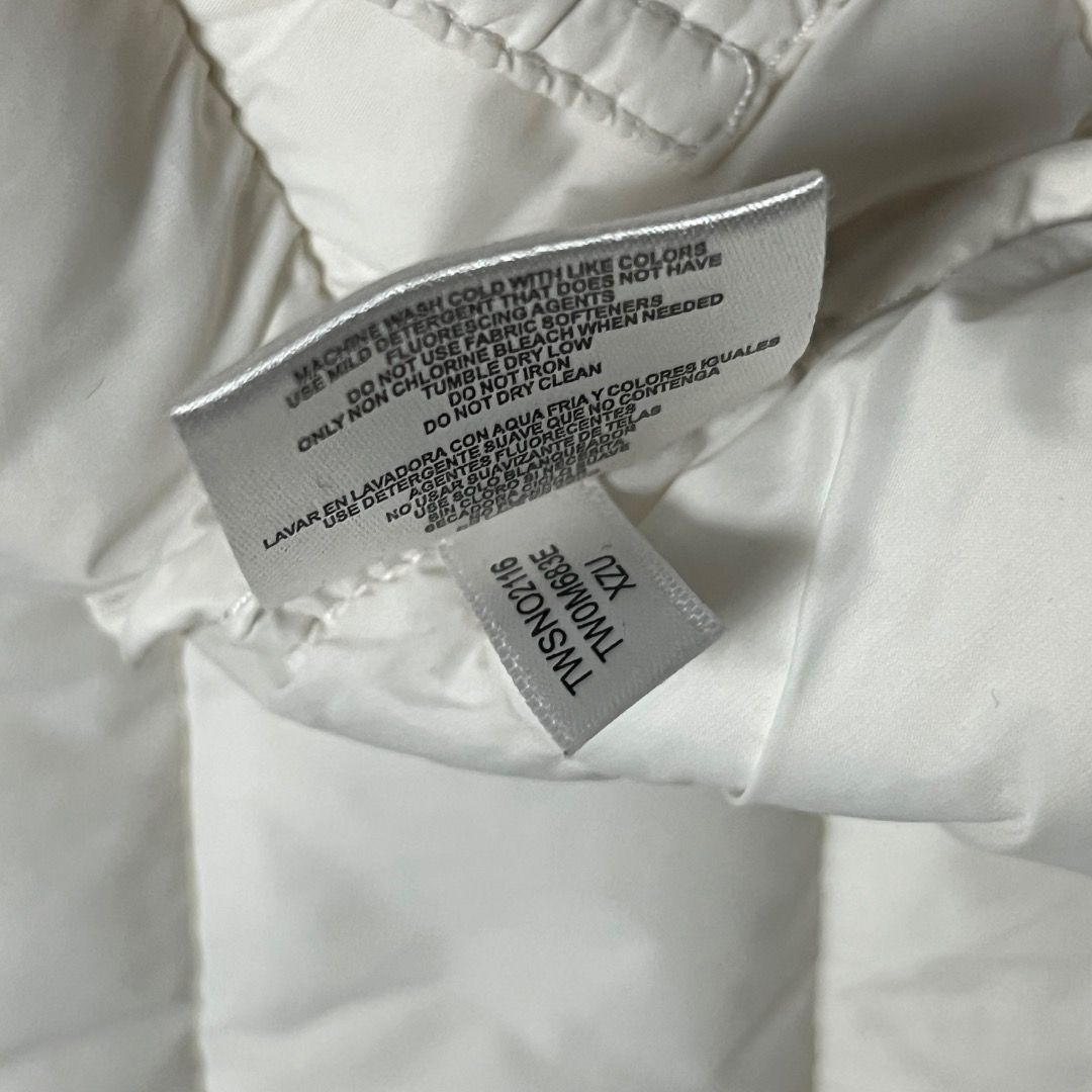 Tommy Hilfiger White Puffer Jacket With Navy Hood (Category: Coats, Jackets and Outerwear) located in Caloocan City. Submitted by achilles_grails (Listing ID 1471055039, Image 3). Description: - Authentic Tommy Hilfiger puffer jacket in crisp white with a contrasting dark blue hood - Full zip-up front closure with practical zipped side pockets - Iconic logo branding on the chest and left sleeve - Material: 100% nylon shell with 100% polyester fil