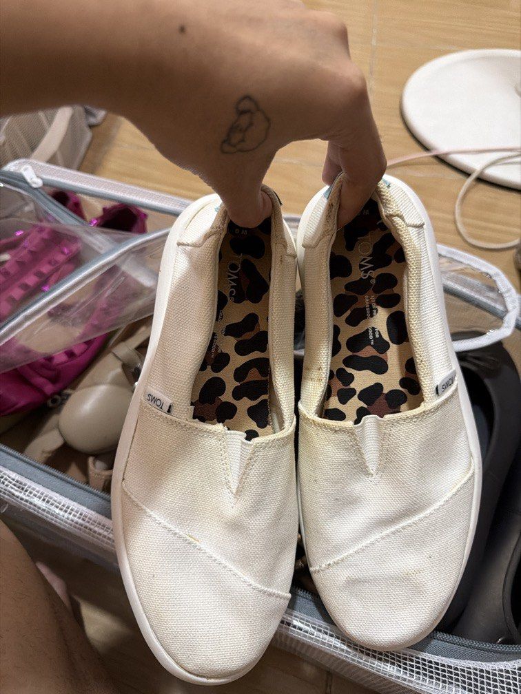 Toms EU 36 (Category: Flats & Sandals) located in Rizal. Submitted by rashamd (Listing ID 1471051593, Image 1). Description: OG bought in London Eu 36 Need wash.