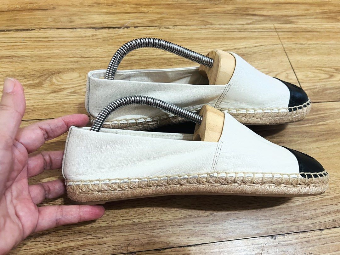 Tory Burch (Category: Slippers and slides) located in Santa Rosa. Submitted by jhengfalcon (Listing ID 1471044395, Image 2). Description: Size 6 us narrow fit Good as new/ unused Authentic.