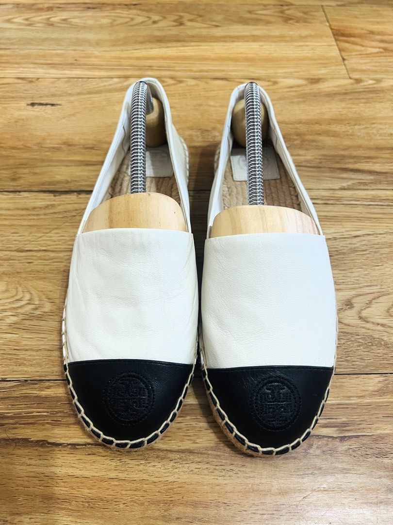 Tory Burch (Category: Slippers and slides) located in Santa Rosa. Submitted by jhengfalcon (Listing ID 1471044395, Image 1). Description: Size 6 us narrow fit Good as new/ unused Authentic.