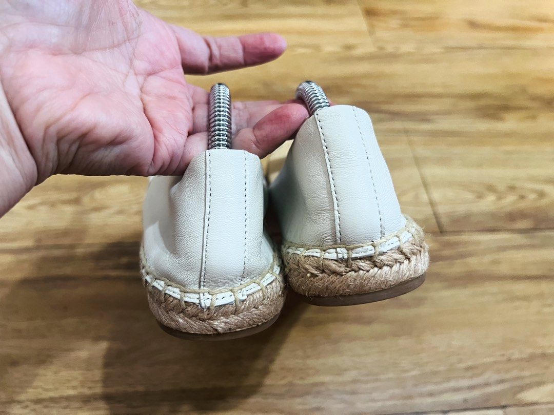Tory Burch (Category: Slippers and slides) located in Santa Rosa. Submitted by jhengfalcon (Listing ID 1471044395, Image 3). Description: Size 6 us narrow fit Good as new/ unused Authentic.