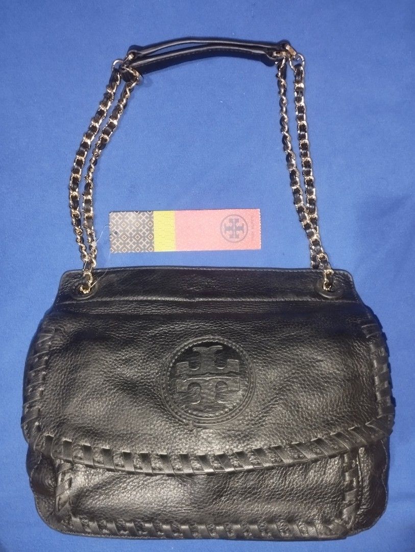 Tory Burch Black Leather Shoulder Bag with Chain Strap (Category: Luxury Bags & Wallets) located in Muntinlupa City. Submitted by beckster_online_luxuryshop (Listing ID 1471078195, Image 1). Description: - Brand: Tory Burch - Material: Premium black pebbled leather sligh - Hardware: Elegant gold-tone - Straps: Combination chain and leather shoulder straps - Details: Chic whipstitch trim on flap and embossed front logo - Pockets: Convenient exteri