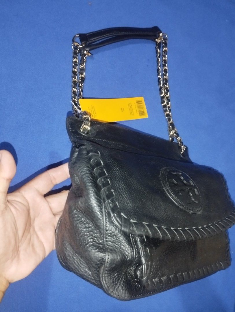 Tory Burch Black Leather Shoulder Bag with Chain Strap (Category: Luxury Bags & Wallets) located in Muntinlupa City. Submitted by beckster_online_luxuryshop (Listing ID 1471078195, Image 2). Description: - Brand: Tory Burch - Material: Premium black pebbled leather sligh - Hardware: Elegant gold-tone - Straps: Combination chain and leather shoulder straps - Details: Chic whipstitch trim on flap and embossed front logo - Pockets: Convenient exteri