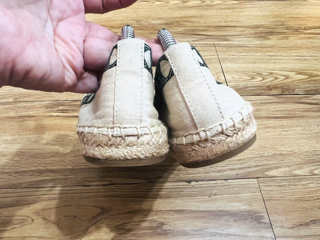 Tory Burch Espadrille (Category: Slippers and slides) located in Santa Rosa. Submitted by jhengfalcon (Listing ID 1471044118, Image 3). Description: Size 6-6.5 Good as new/unused Authentic.