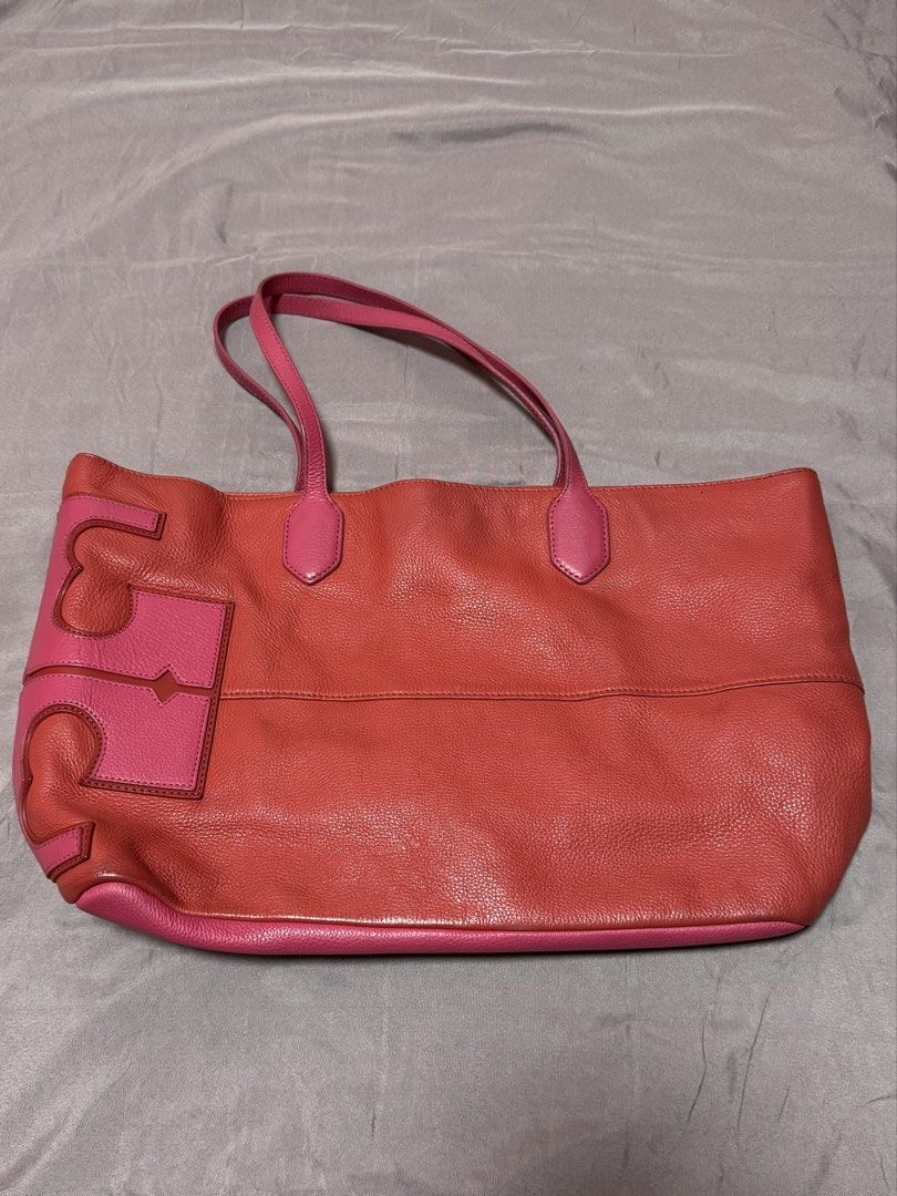 Tory Burch Tote Bag Pink Leather (Category: Luxury Bags & Wallets) located in Quezon City. Submitted by meecaisawesome (Listing ID 1471003796, Image 1). Description: Negotiable for sure buyers! - No issue! Only unnoticeable stains underneath..