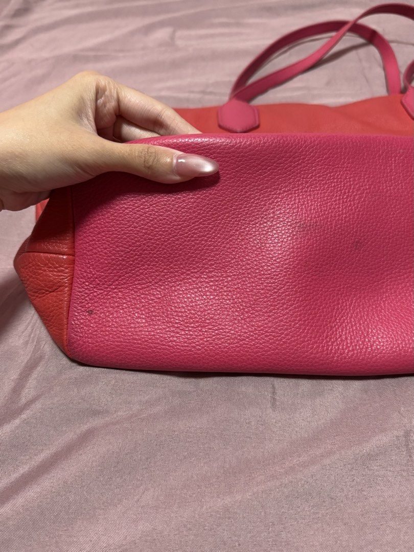 Tory Burch Tote Bag Pink Leather (Category: Luxury Bags & Wallets) located in Quezon City. Submitted by meecaisawesome (Listing ID 1471003796, Image 3). Description: Negotiable for sure buyers! - No issue! Only unnoticeable stains underneath..
