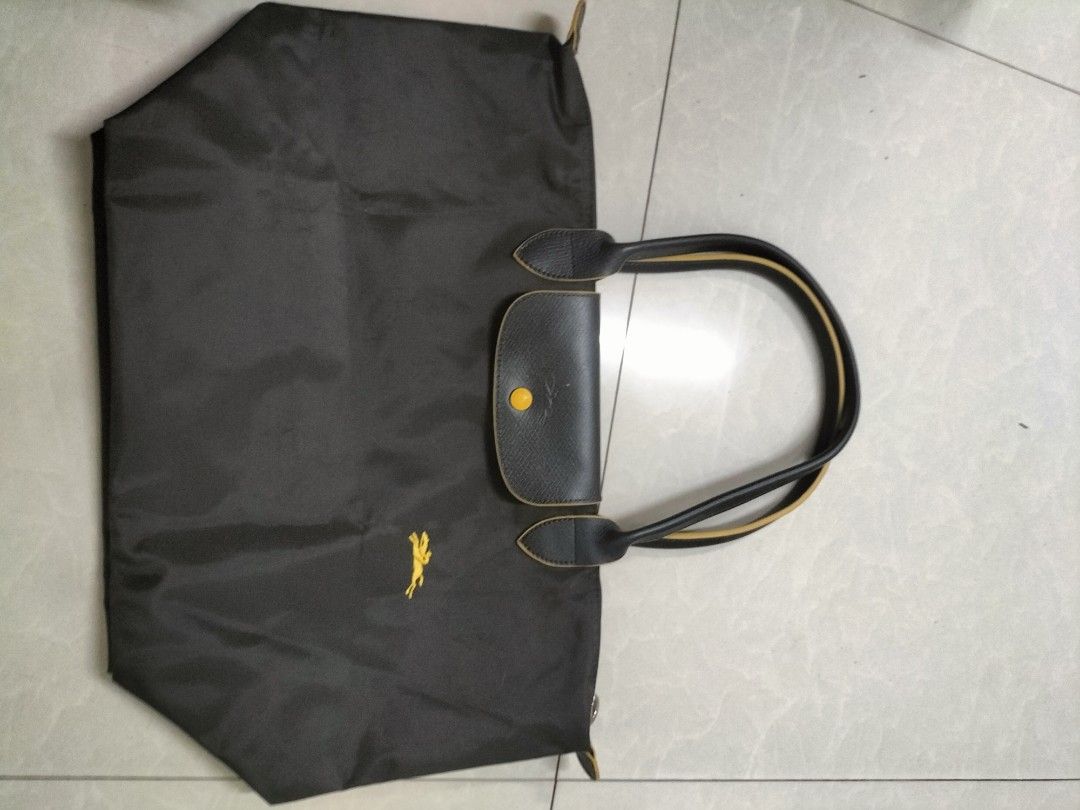 Tote bag (Category: Shoulder Bags) located in Manila. Submitted by patriciab12636 (Listing ID 1470972858, Image 1). Description: 10/10 Rank A.