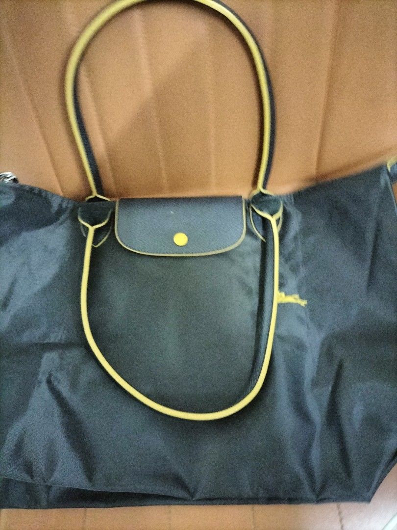 Tote bag (Category: Shoulder Bags) located in Manila. Submitted by patriciab12636 (Listing ID 1470972858, Image 3). Description: 10/10 Rank A.