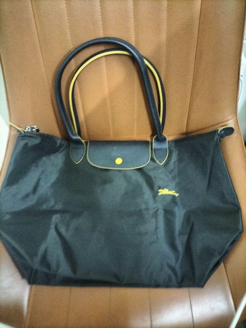 Tote bag (Category: Shoulder Bags) located in Manila. Submitted by patriciab12636 (Listing ID 1470972858, Image 2). Description: 10/10 Rank A.