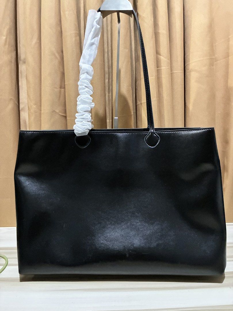 Totebag Large (Category: Luxury Bags & Wallets) located in Manila. Submitted by finders_keepers651 (Listing ID 1471039645, Image 2). Description: .
