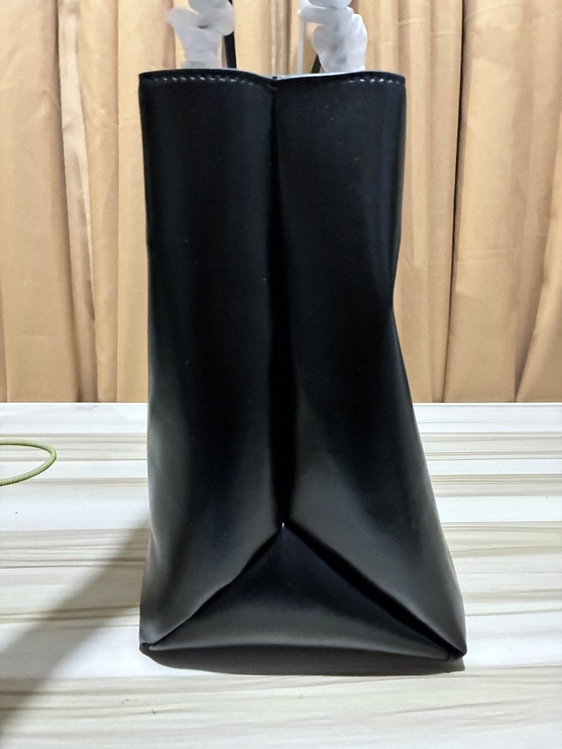 Totebag Large (Category: Luxury Bags & Wallets) located in Manila. Submitted by finders_keepers651 (Listing ID 1471039645, Image 3). Description: .