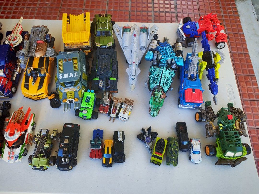 TRANSFORMERS LOT TAKE ALL (PWEDE BREAK SET) (Category: Action & Battle Toys) located in Manila. Submitted by vintage_aniks (Listing ID 1471009713, Image 3). Description: TRANSFORMERS LOT TAKE ALL Lf: Collector ng Transformers or old figures PM nalang for your offer and/or issues ng mga figures Around 35+ figs on the table, plus junk/extra parts from 15+ figures inside the box Mix of Hasbro, Takara Tomy, Kre-O, and Construct-Bots. All figures are 