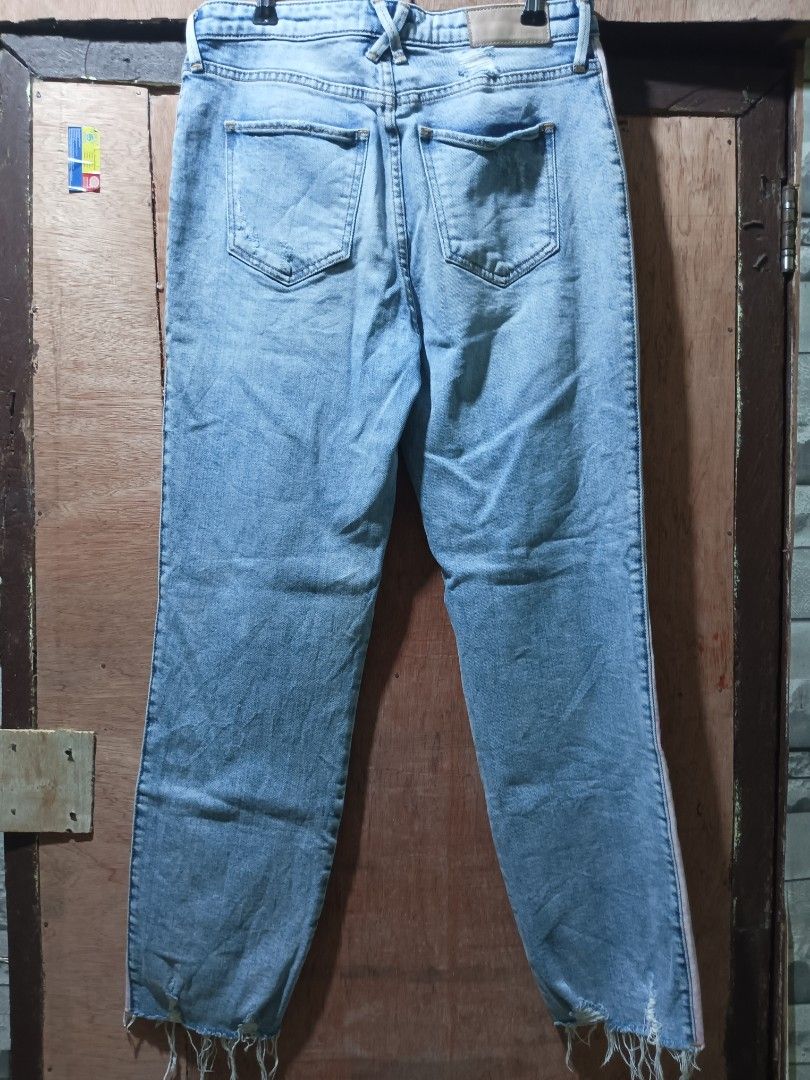 True Religion STARR Tattered jeans (Category: Jeans) located in Pastrana. Submitted by thevintageclub (Listing ID 1470935164, Image 3). Description: ( see attached pics for details ) Disclaimer: Pls manage your expectations .US bale.Need wash.