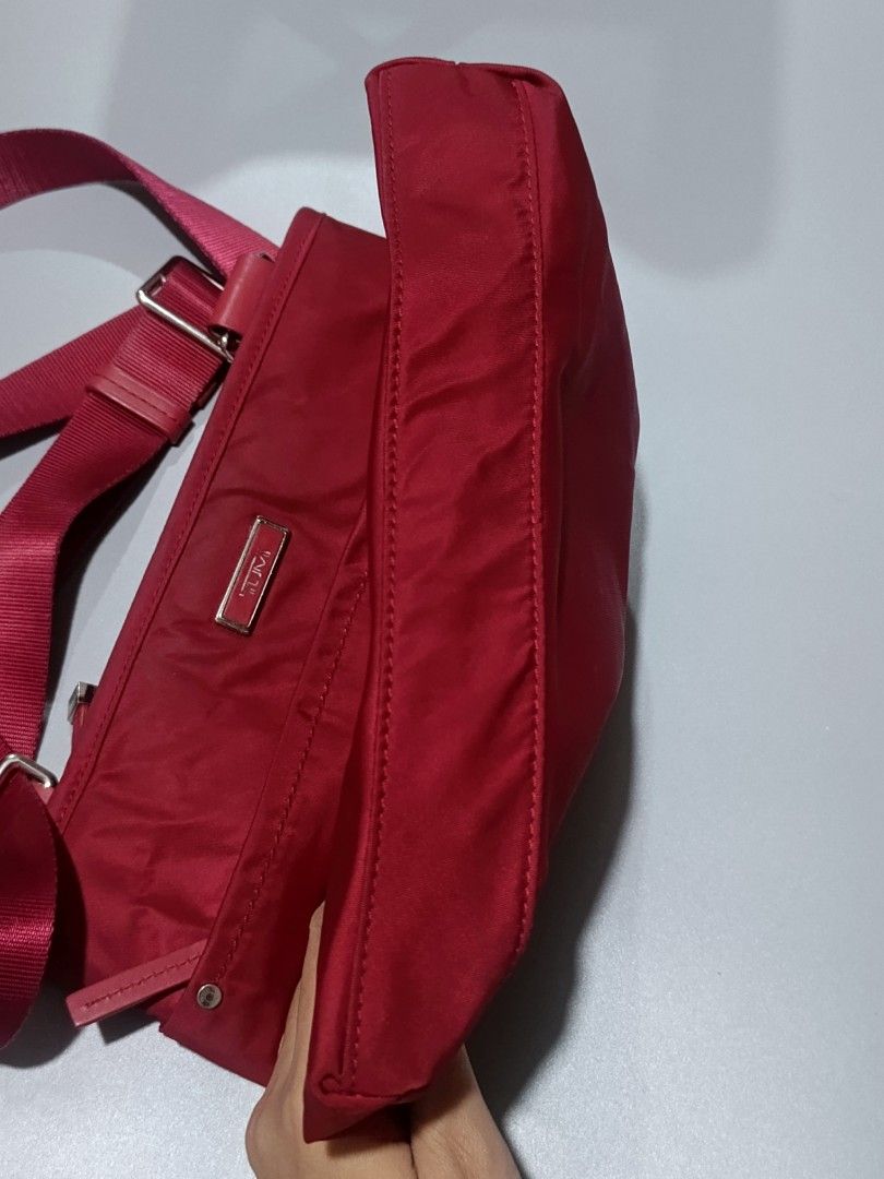 Tumi Nylon Sling/ Cross-Body Bag (Category: Luxury Bags & Wallets) located in Tacloban City. Submitted by agnescthrifted98 (Listing ID 1471058686, Image 3). Description: No serial number can fit umbrella may mga compartments din issue ballpen stain no bubbles sa nylon.