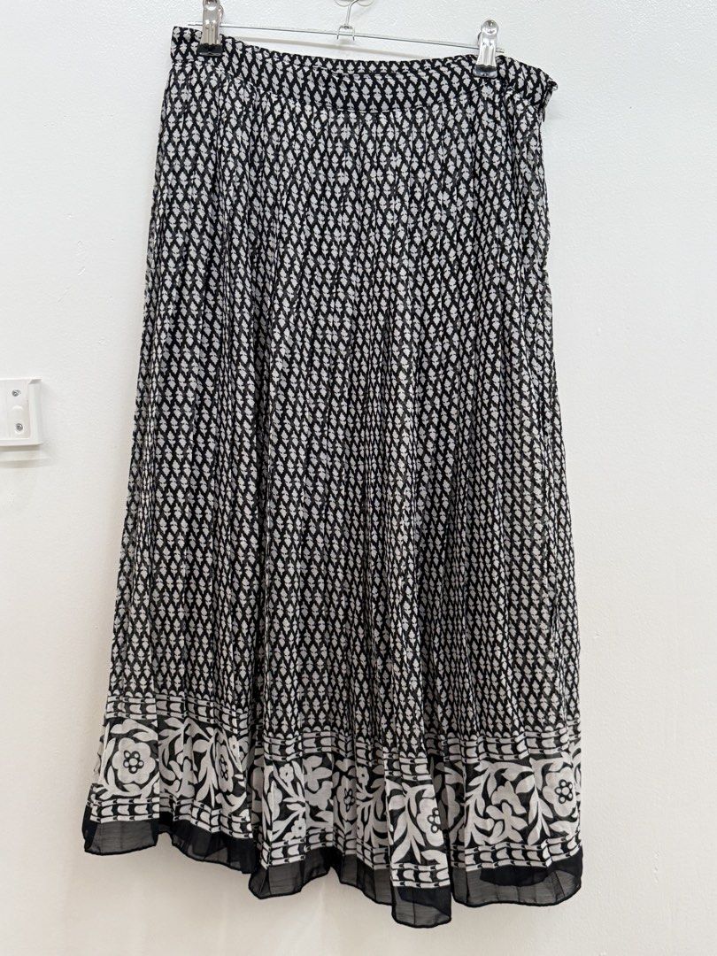 Umarosa Black and White Patterned Maxi Skirt Size 3 (Category: Skirts) located in Quezon City. Submitted by reivia.vend (Listing ID 1471018684, Image 1). Description: - Brand/Style: Umarosa black and white maxi skirt - Design: All-over geometric print with a wide floral hem border - Fit & Comfort: Easy pull-on fit with an elastic waistband - Material: Lightweight sheer fabric with built-in lining for coverage - Size: Tagged Size 3 - Condition: Gr