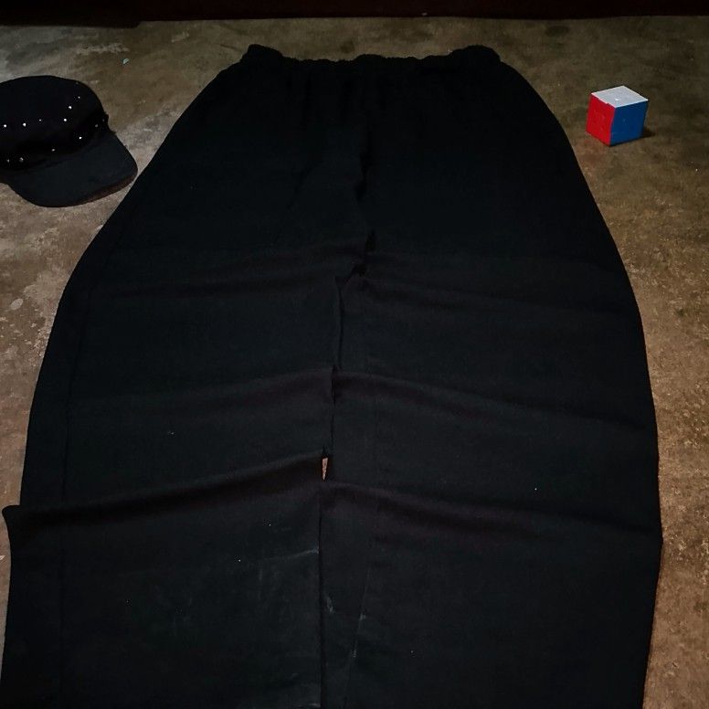 UNCOMMON THREAD BAGGY CHEF PANTS (Category: Trousers) located in Antipolo. Submitted by cylexuzxc (Listing ID 1471018306, Image 2). Description: ISSUE: HEEL DRAG/BITE DIMES: WAIST 17 L 46 DM FOR MORE DETAILS📩 CONDITION: 8.5/10 COLOR RATE: 9/10 LOC AND CAN DO MEET UP AROUND: ANTIPOLO CITY MOP: GCASH / BANK TRANSFER IMPORTANT NOTES‼️ 📌-THE COLOR IN THE PICTURE MAY CHANGE DUE TO LIGHTING 📌-ALL ITEMS ARE THRIFTED SO PLS MANAGE YOUR EXPECTATIONS.