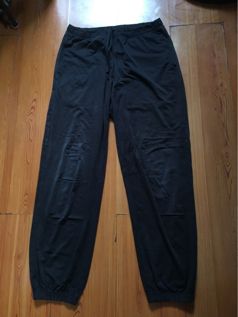 Uniqlo airism trackpants (Category: Activewear) located in San Juan City. Submitted by sashoppeepipi (Listing ID 1471119033, Image 2). Description: .